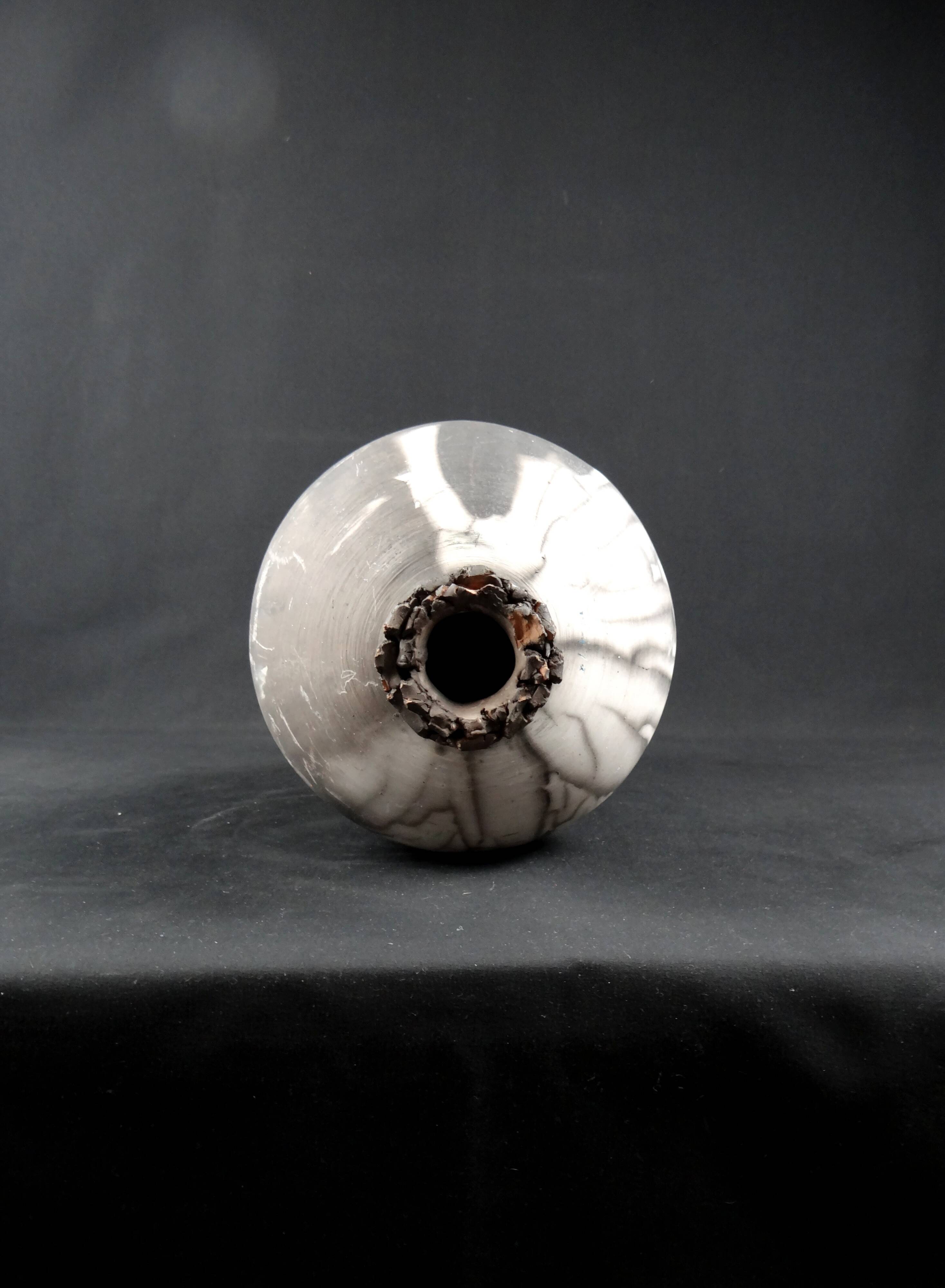 Vase bouteille en céramique Raku signé Kamel Boubekeur
