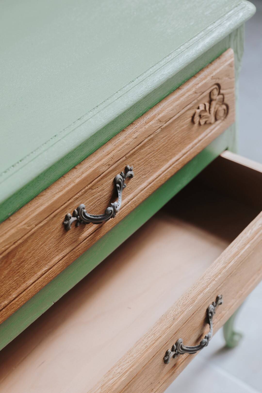 Small green Parisian chest of drawers with 3 drawers in semi-solid oak