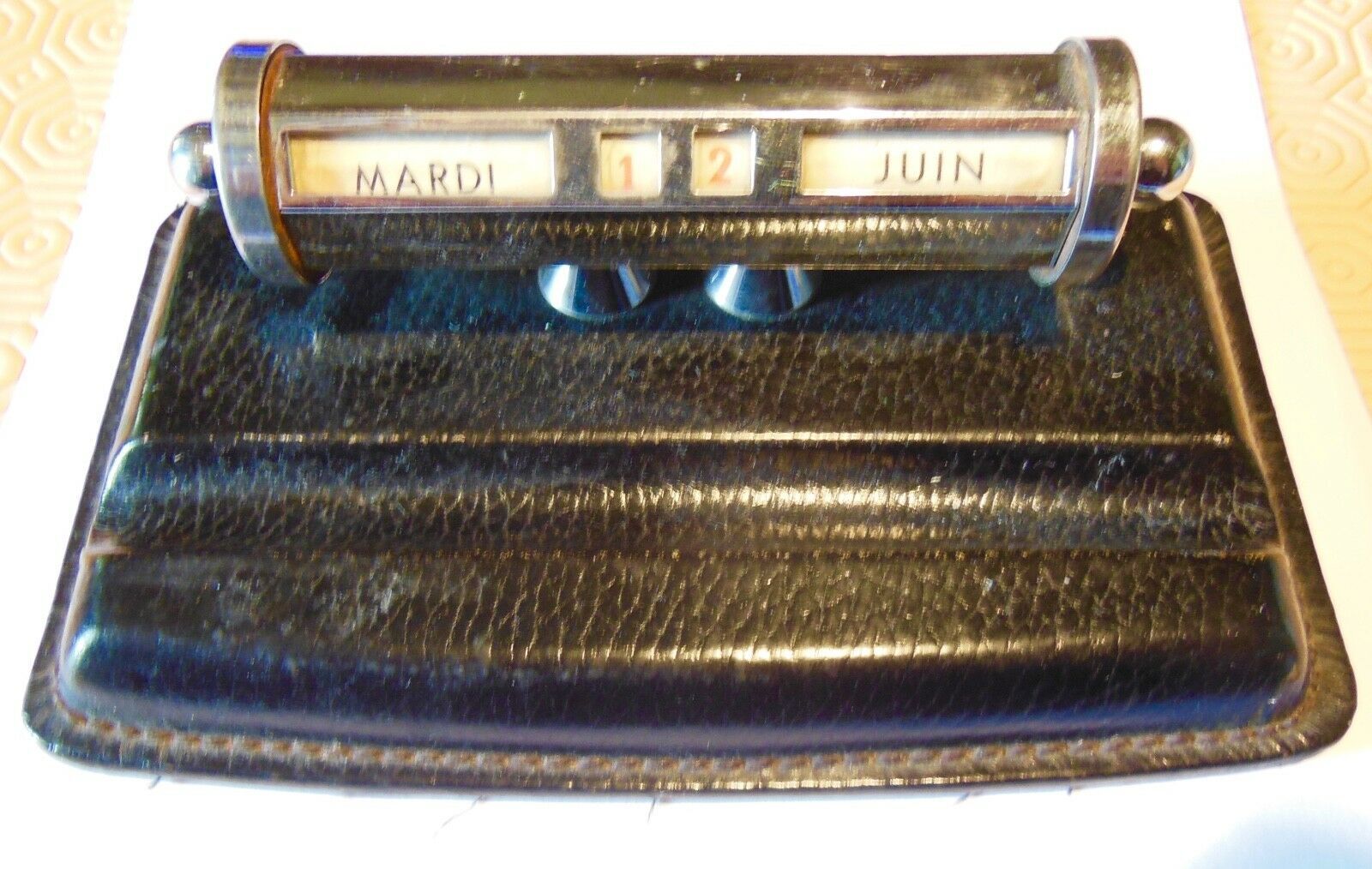 Ancien calendrier perpétuel de bureau vintage socle cuir