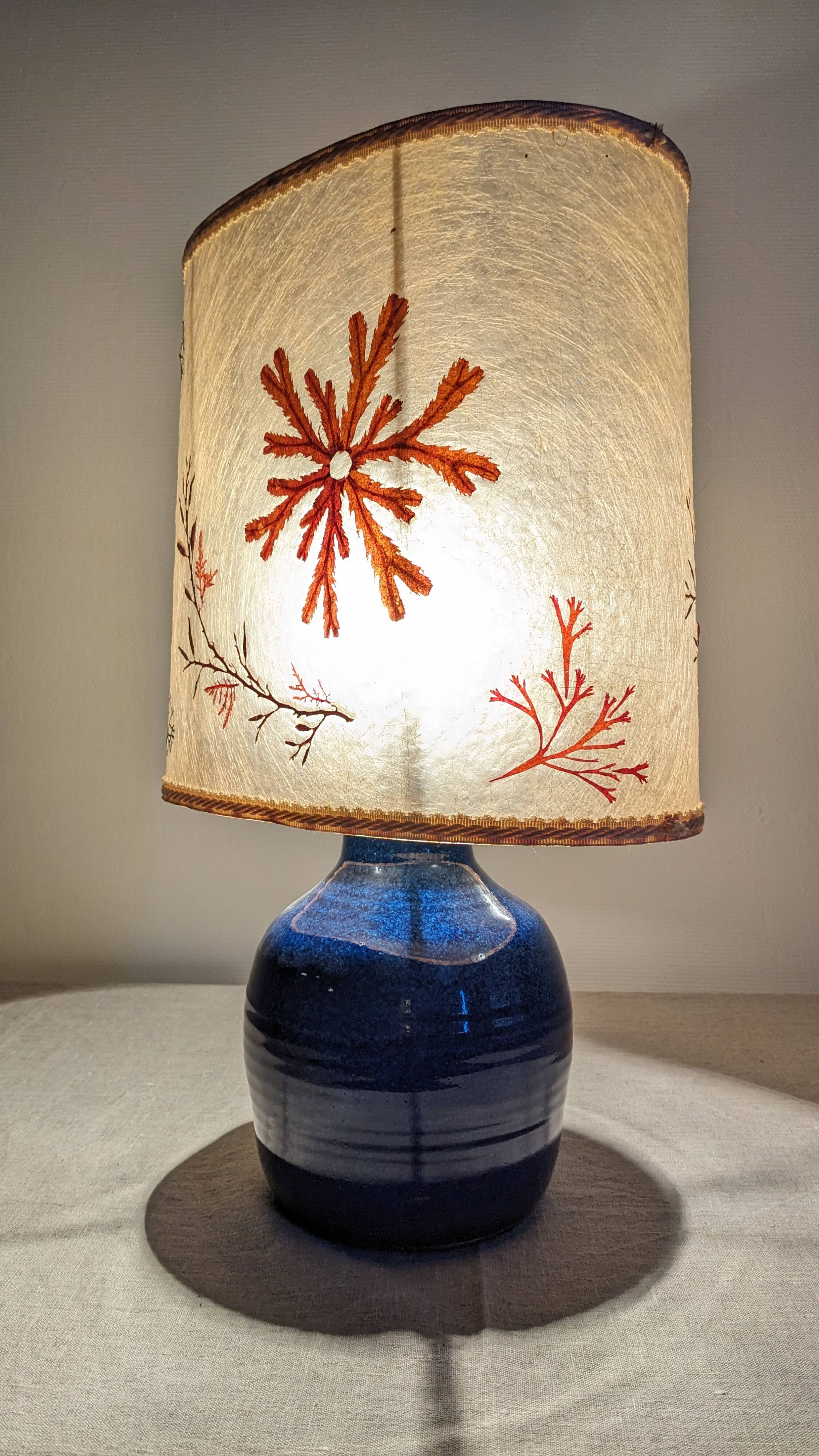 Lampe en grès émaillé bleu indigo et résine vers 1960