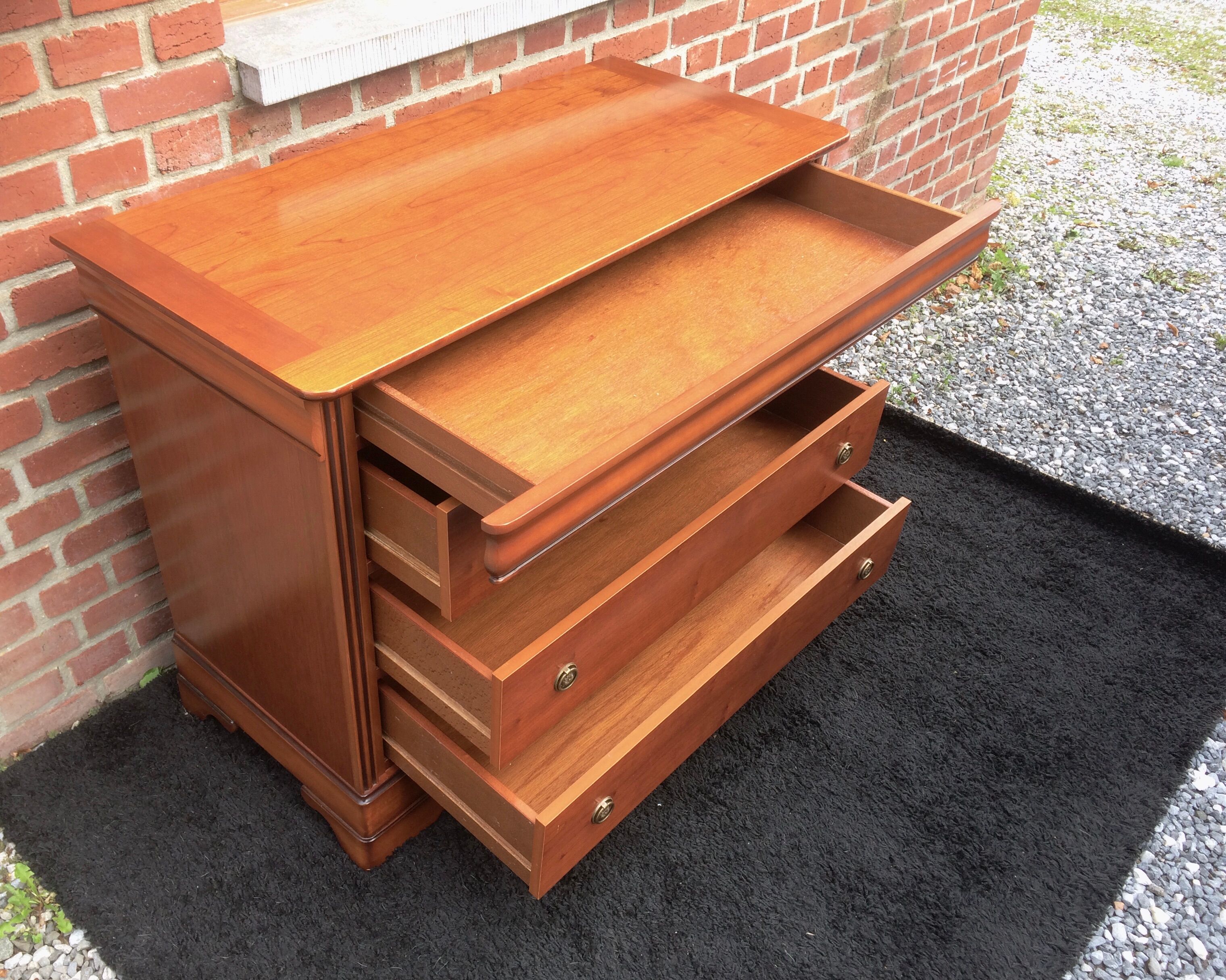 Commode à tiroir secret