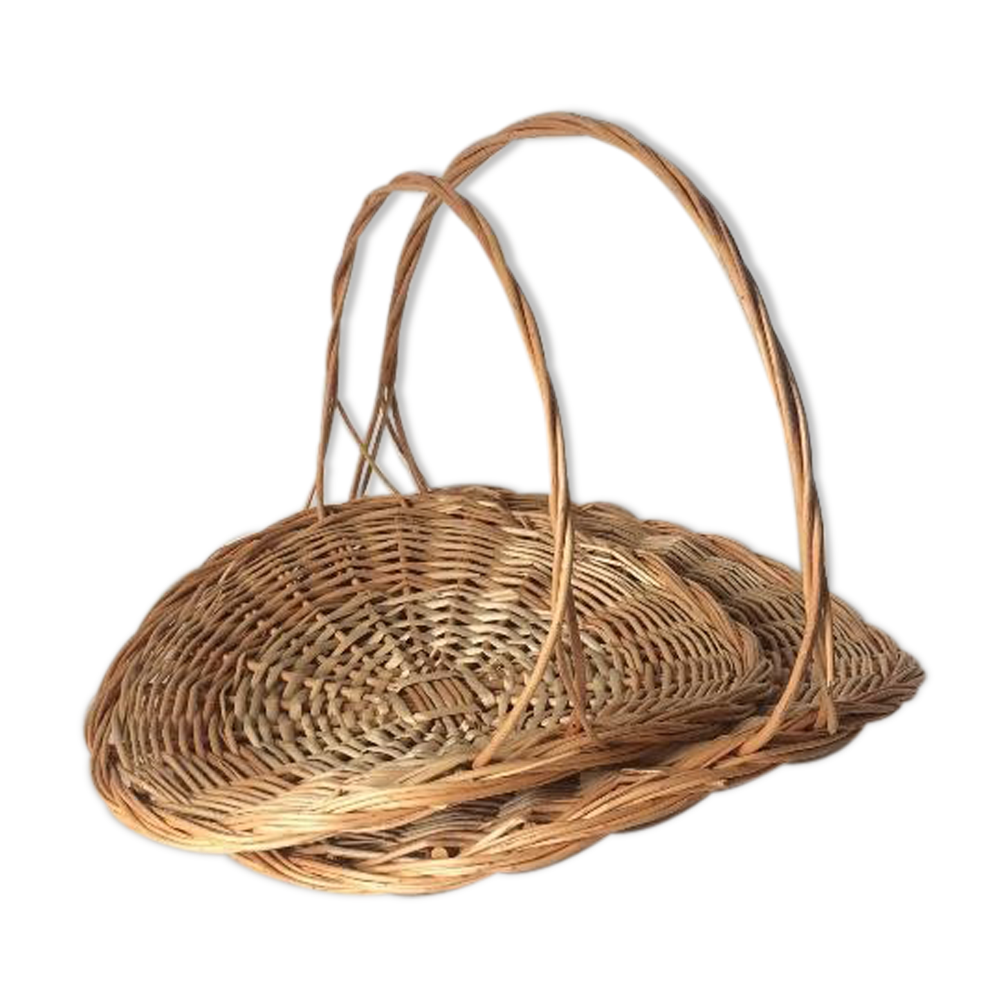 2 flat wicker baskets with handles