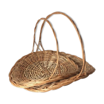 2 flat wicker baskets with handles