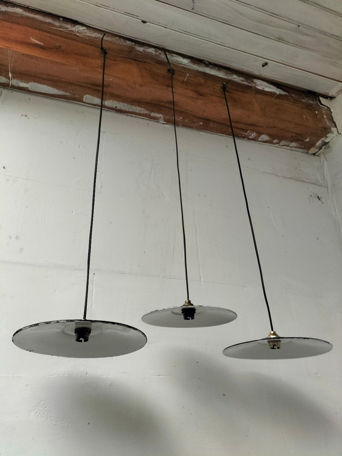 Enamelled sheet metal suspensions