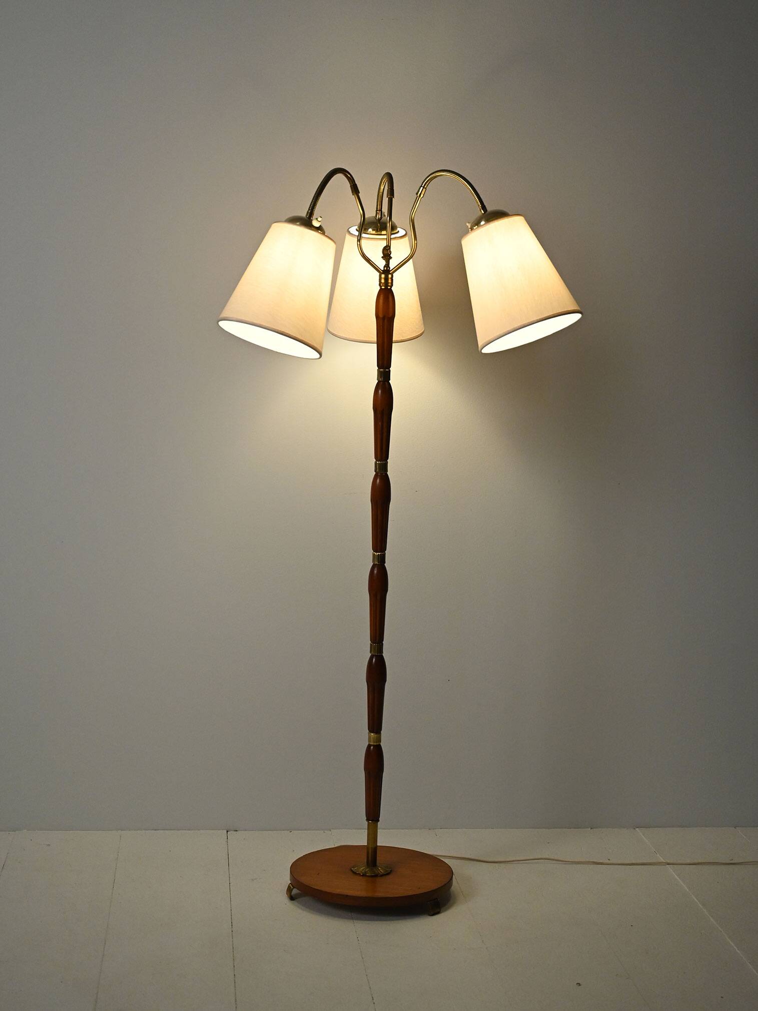 Lampadaire à trois bras en teck et laiton, Scandinavie, années 1940-1950