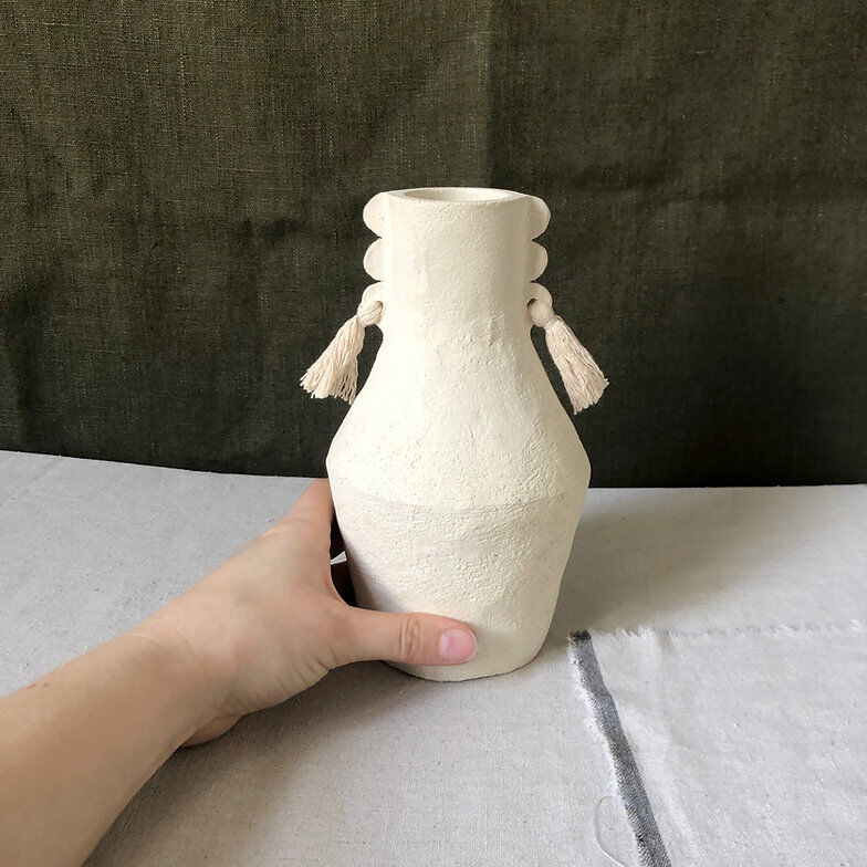 White pompom totem vase - Cassandre Bouilly