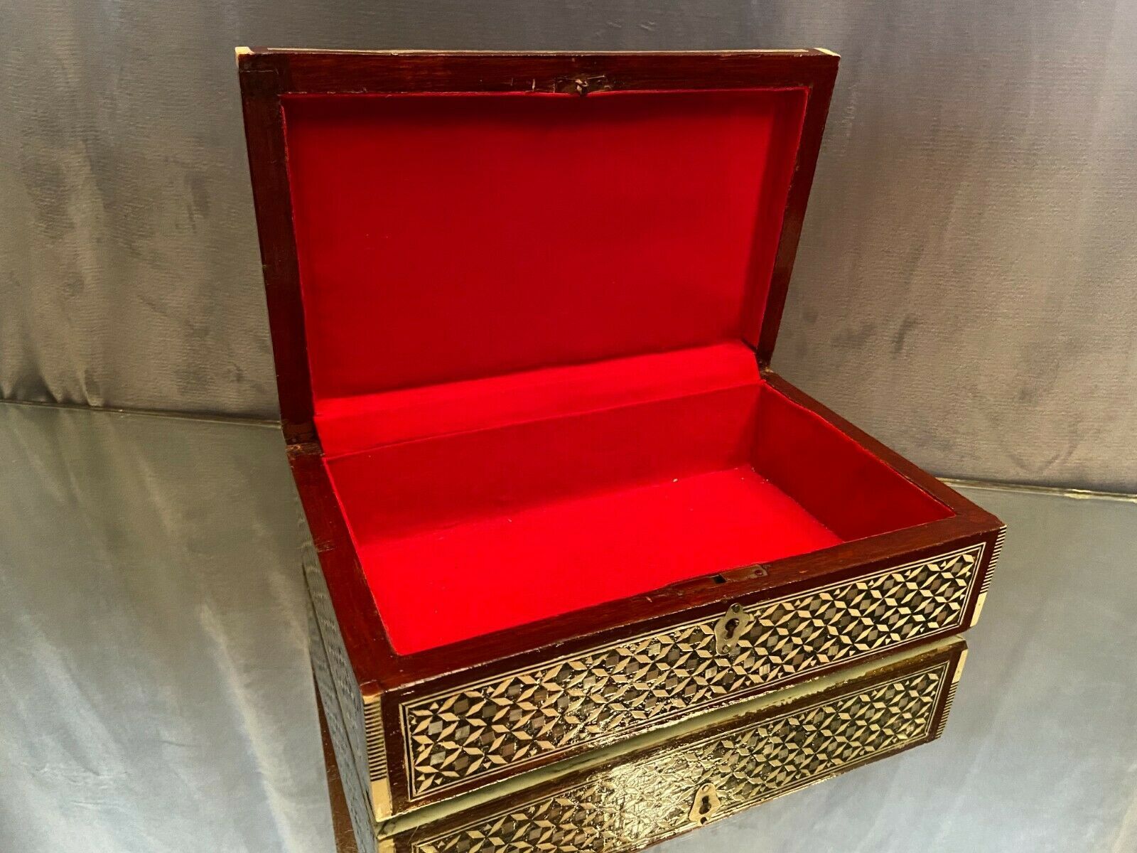 Large Syrian box with geometric decoration encrusted with mother-of-pearl