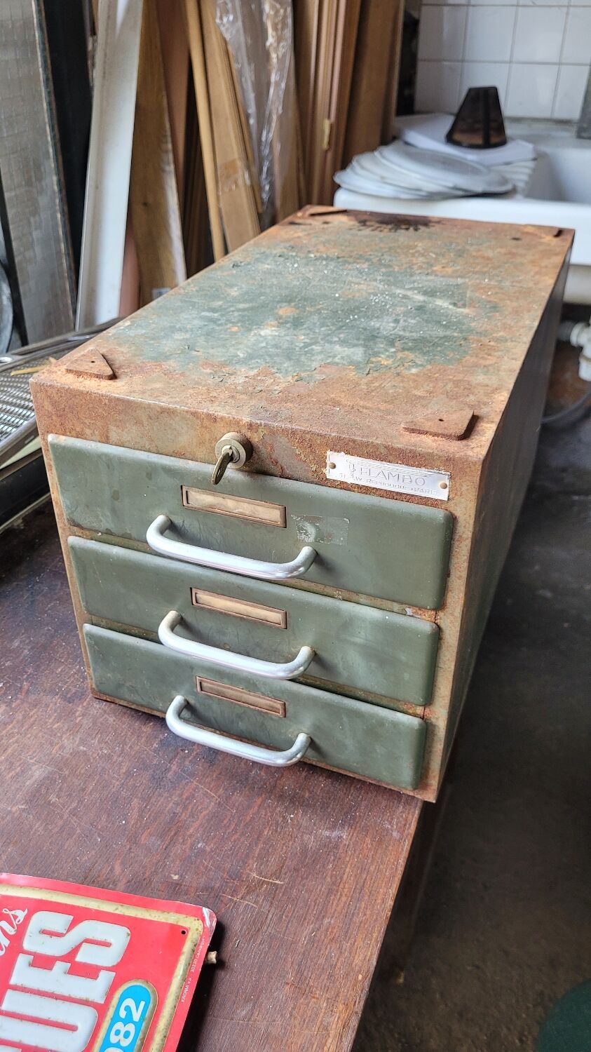 Metal drawer cabinet