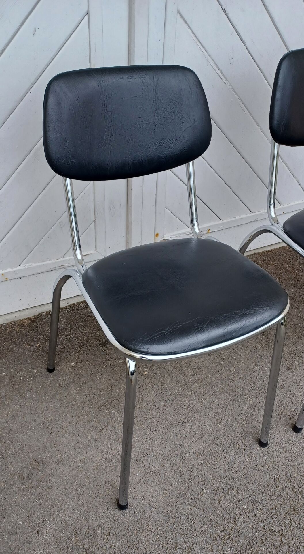 Paire de chaises vintage skaï et chrome