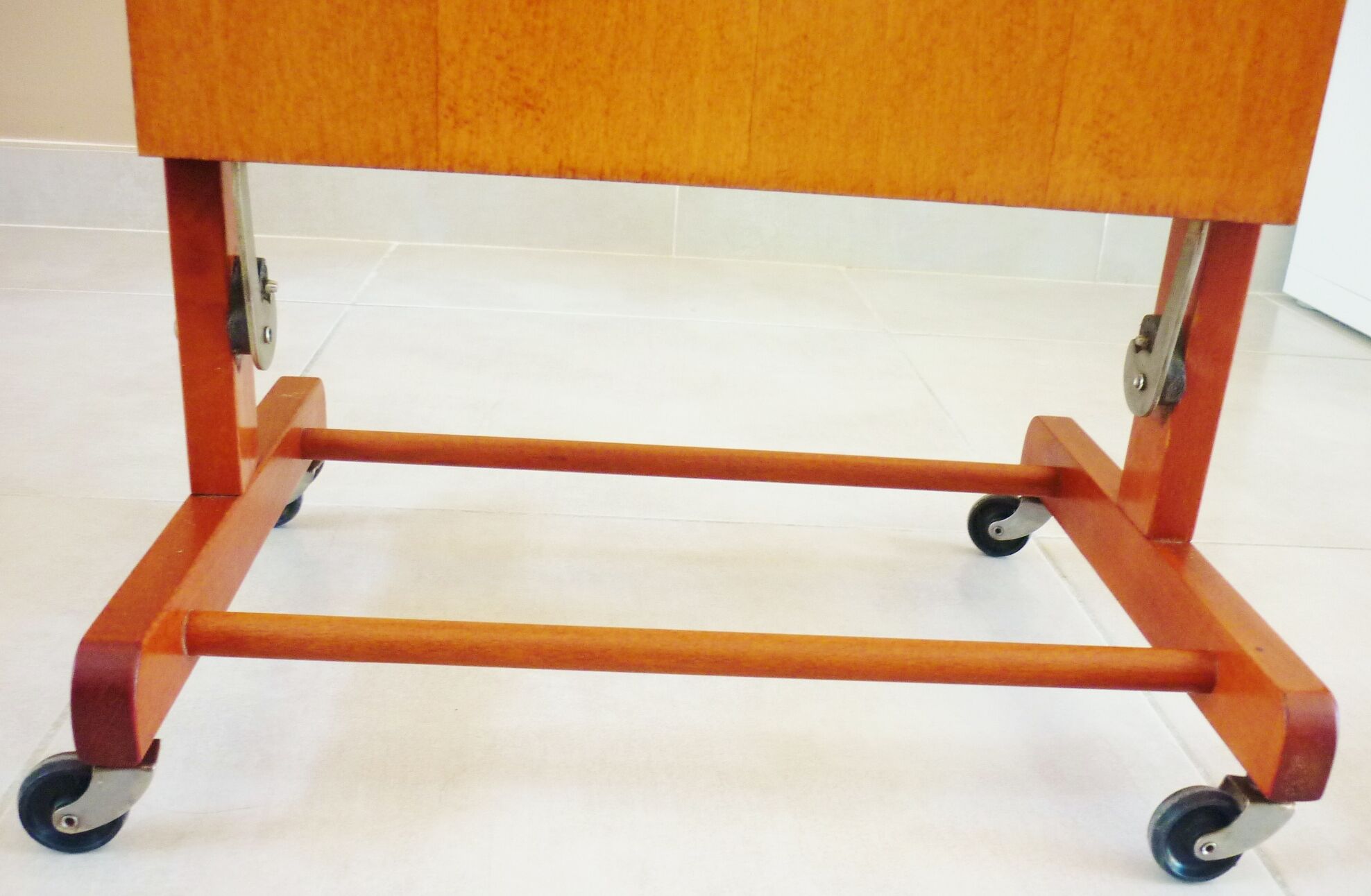 Wooden valet, signed Fratelli Reguitti, 60s, on wheels