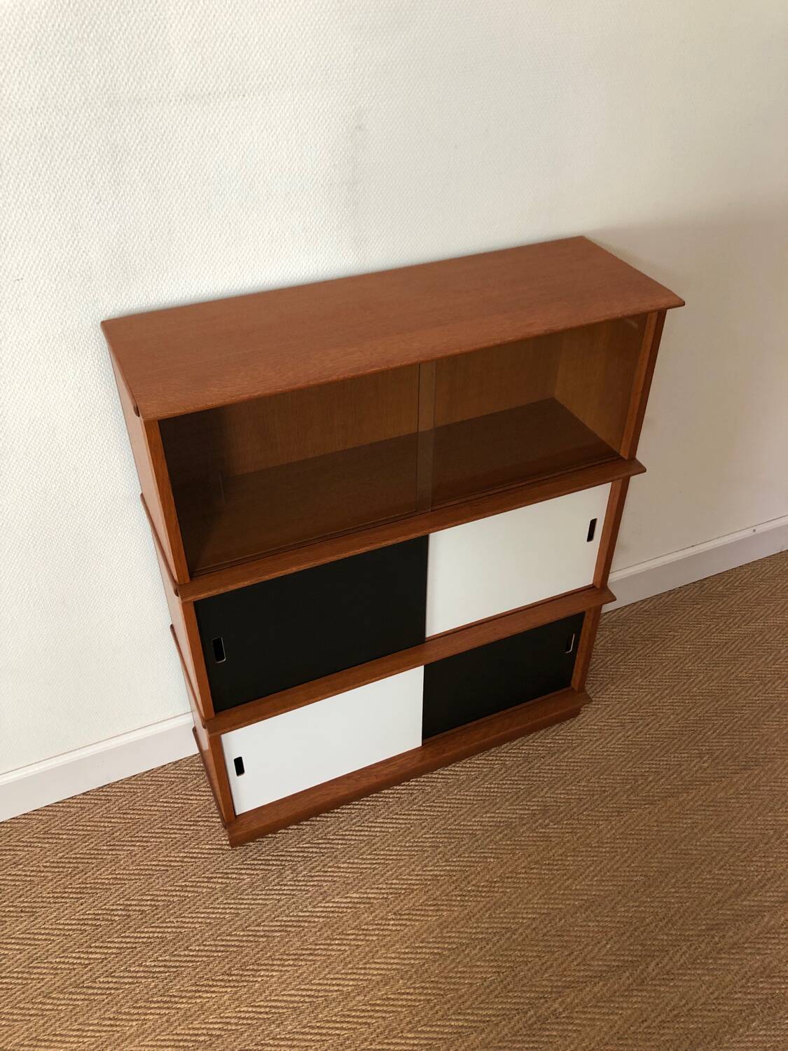 Shelf / display case