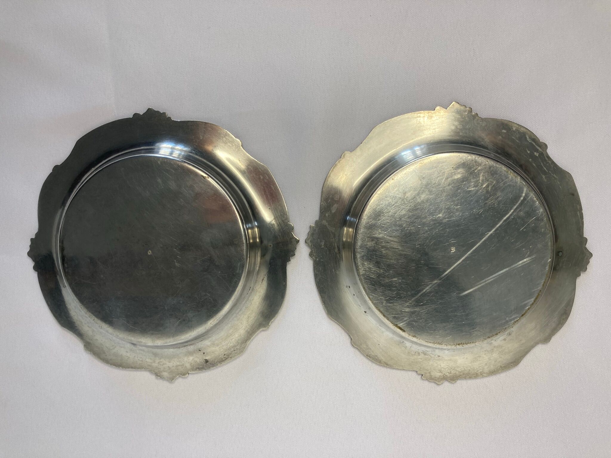 Deux dessous de bouteille métal argenté rocaille début XXème