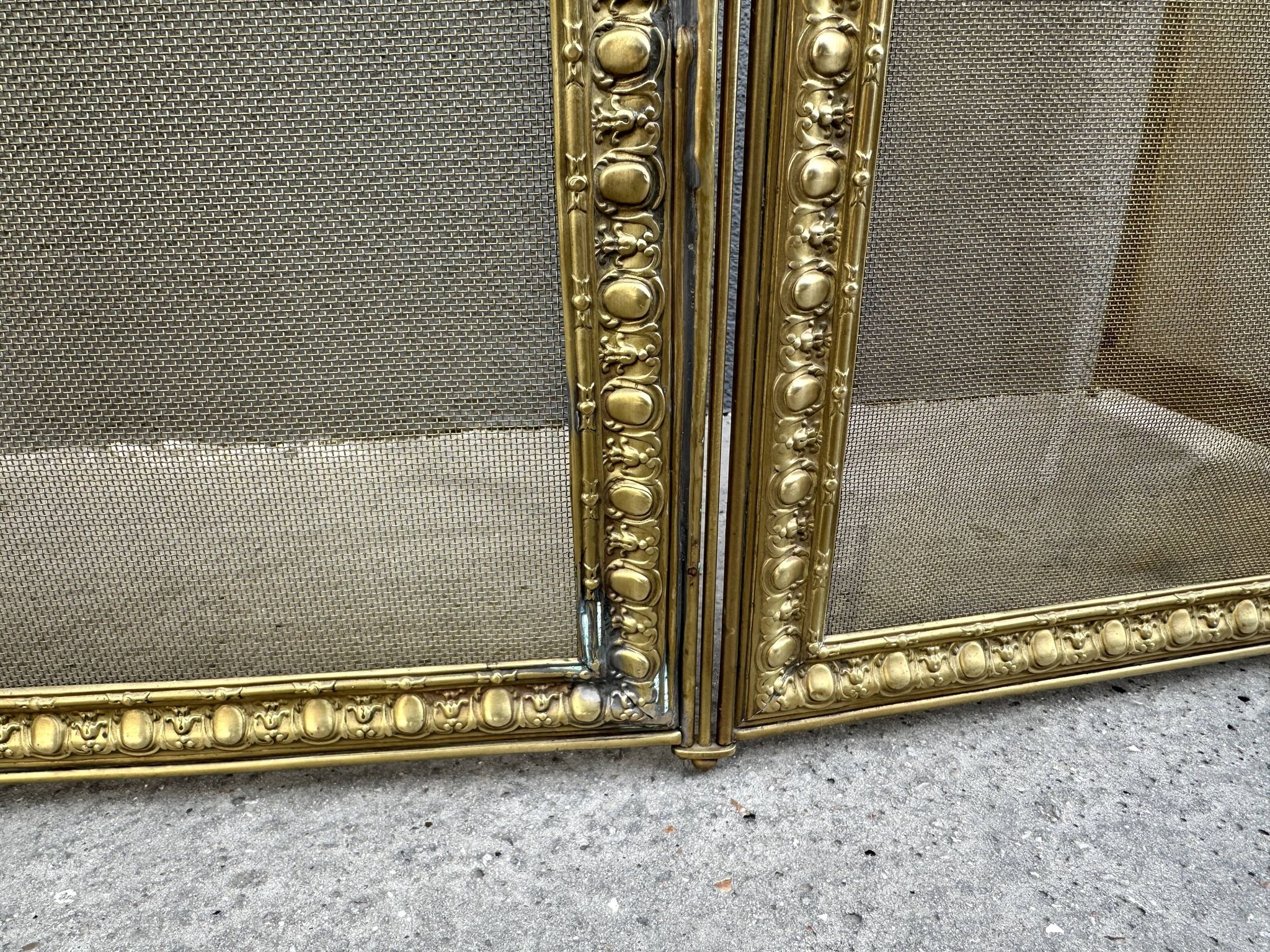 Antique brass fireplace screen from the 19th century by Bouhon Frères.