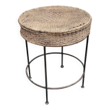 Round side table in woven straw and black steel