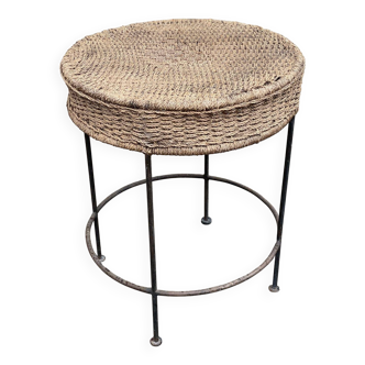 Round side table in woven straw and black steel