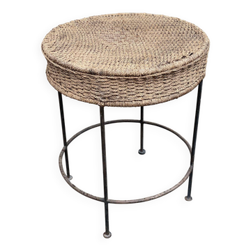 Round side table in woven straw and black steel