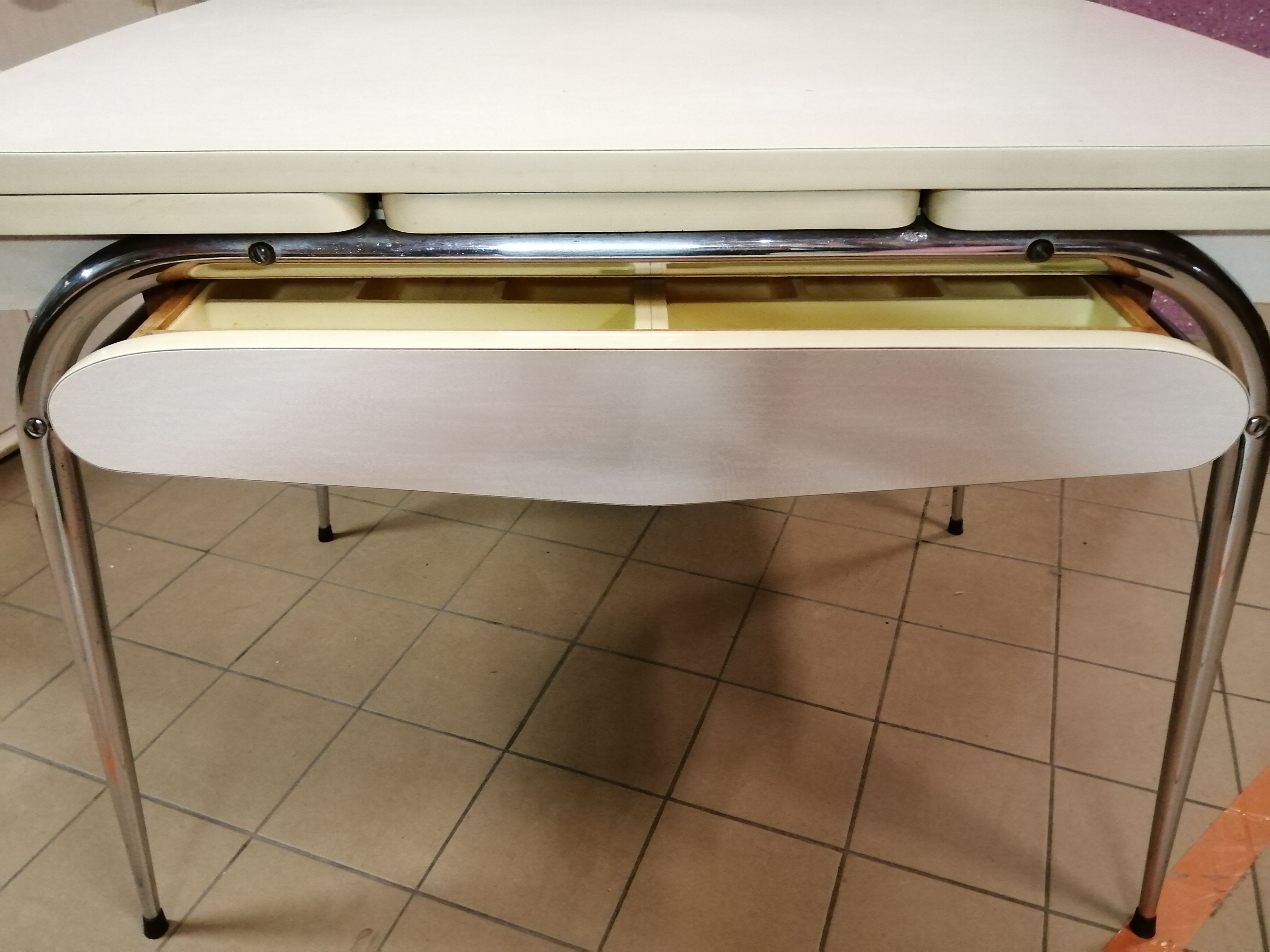 Vanilla formica table - Vintage