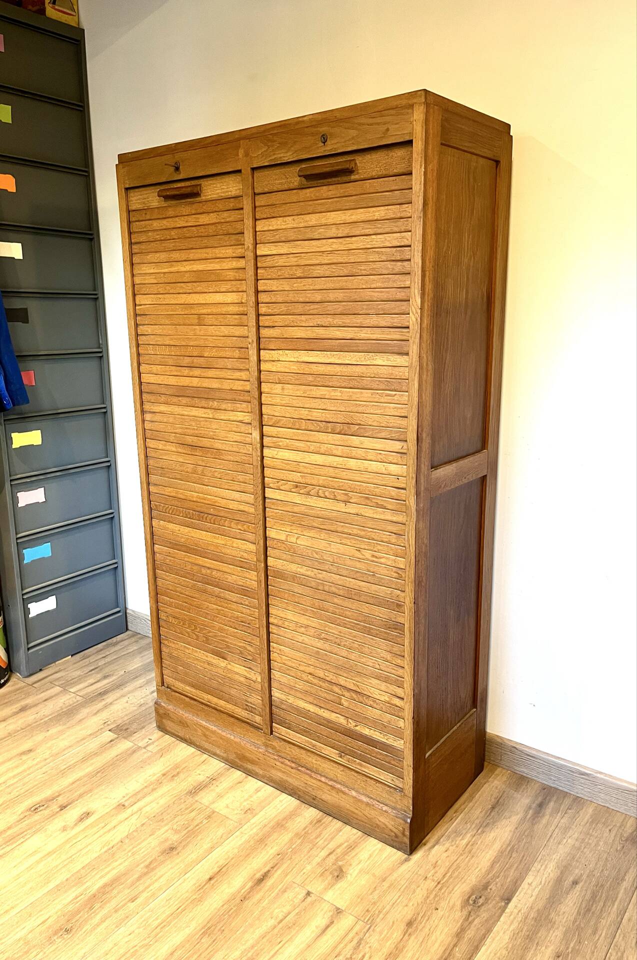 Double curtain folder