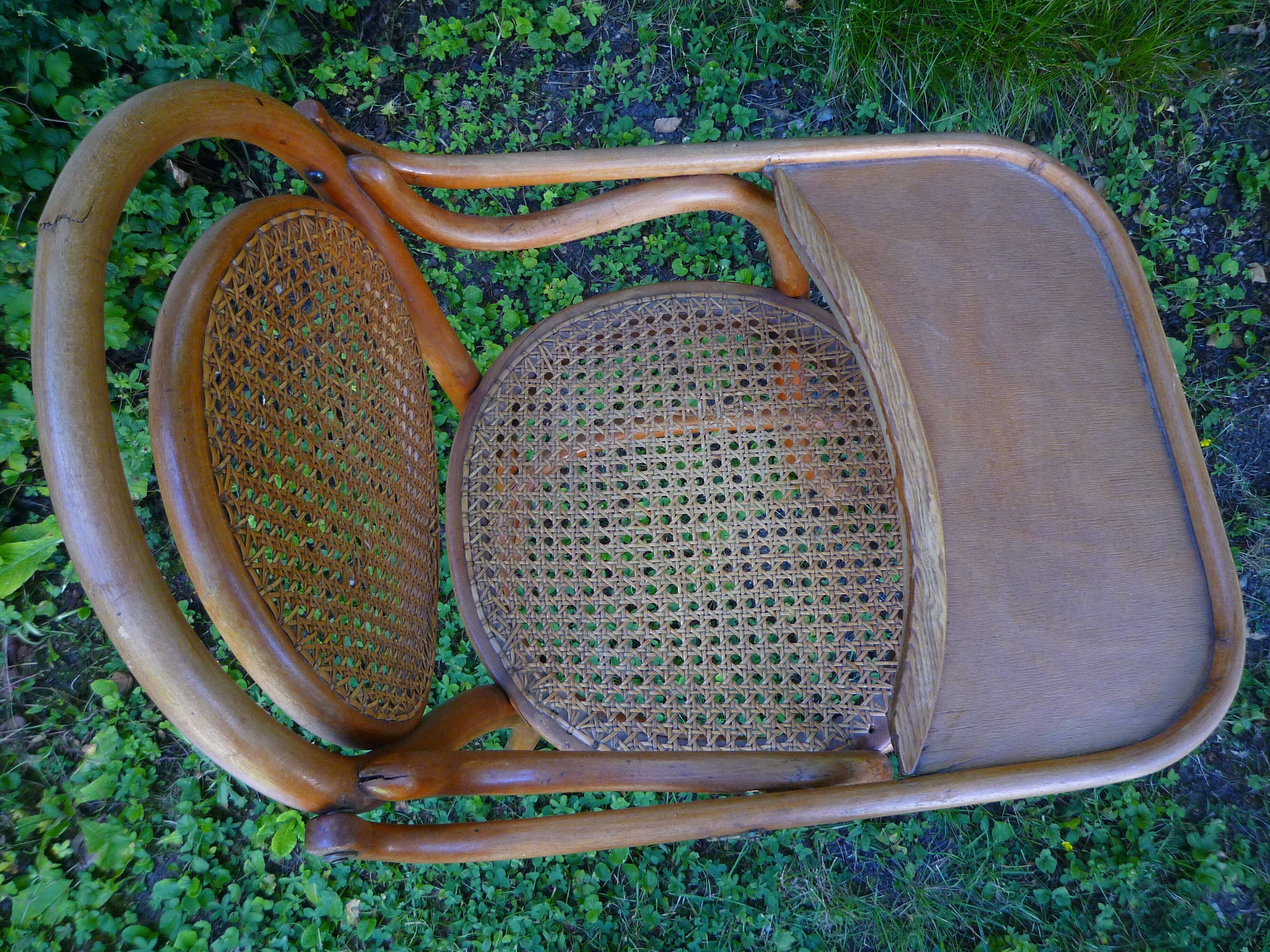 Chaise haute d'enfant cannée modèle début XXème Thonet