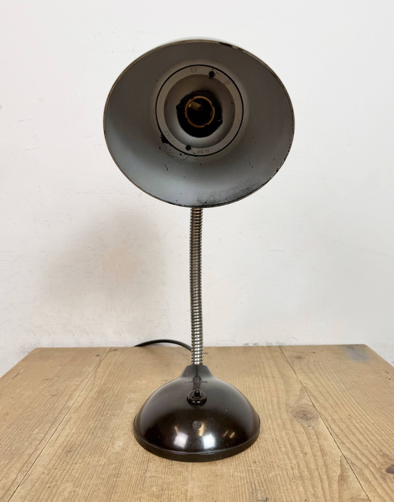 Lampe de table vintage en bakélite marron à col de cygne, années 1950
