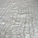 Tapis berbère beni ouarain blanc a motifs en reliefs abstrait