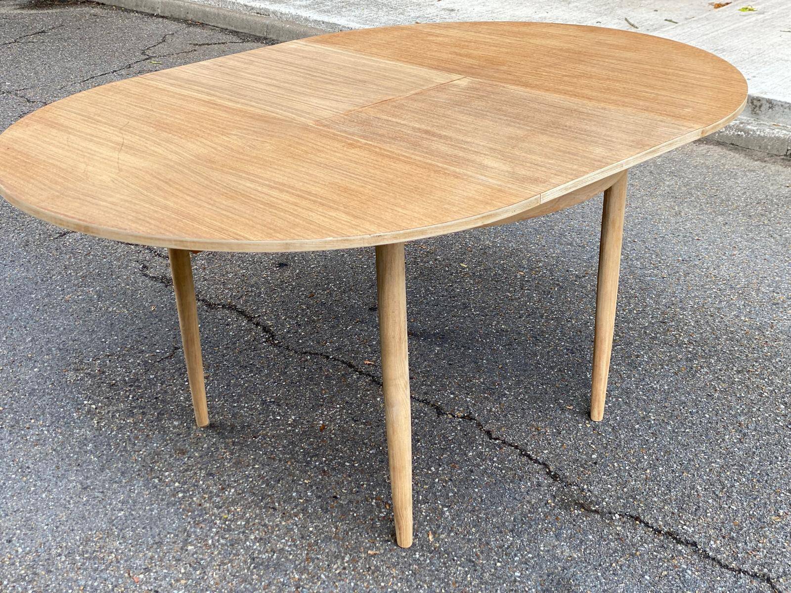 Table à manger scandinave ronde extensible rénovée en teck 1950