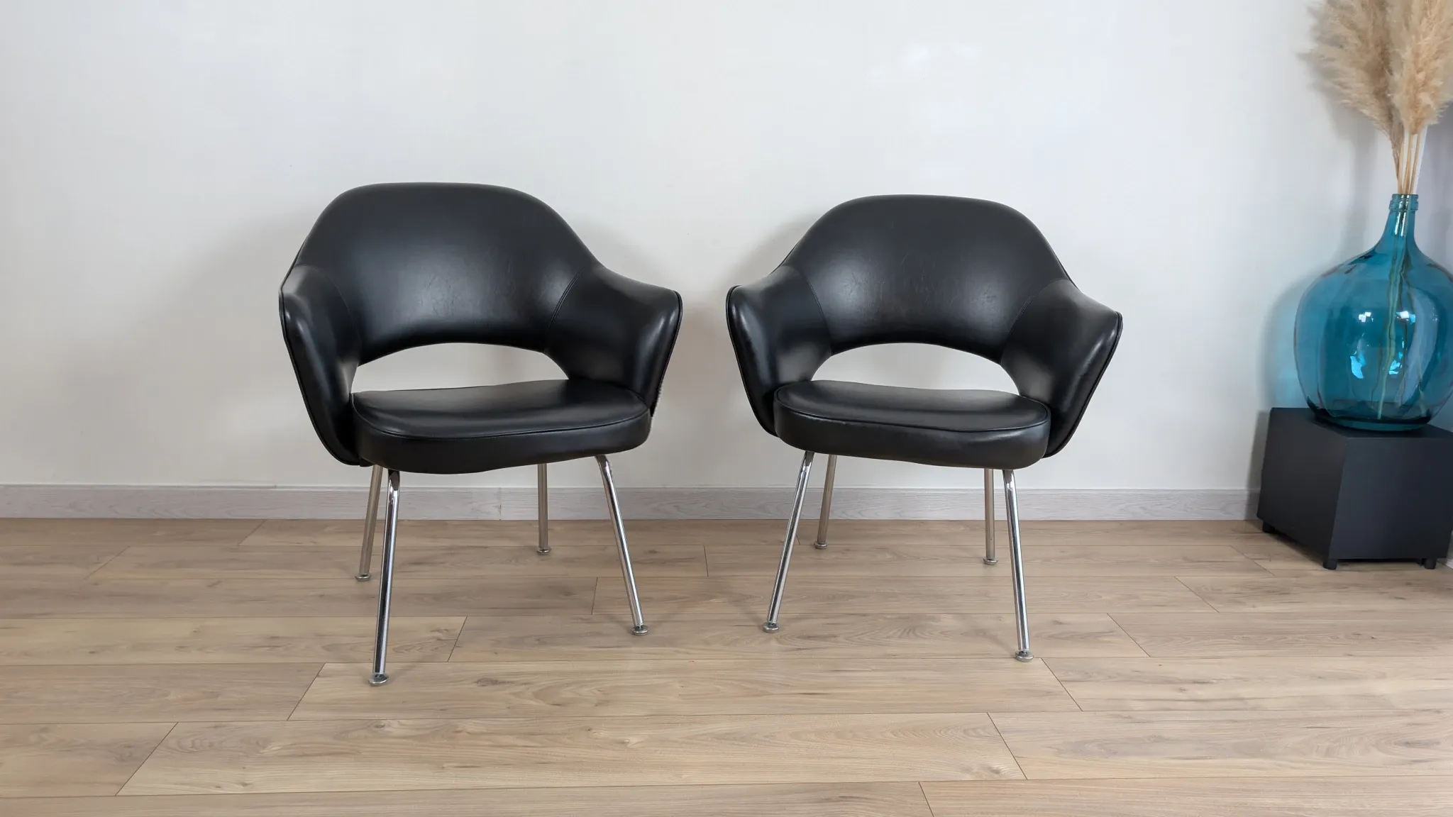 Set of 6 "Conference" chairs by Eero Saarinen for Knoll International