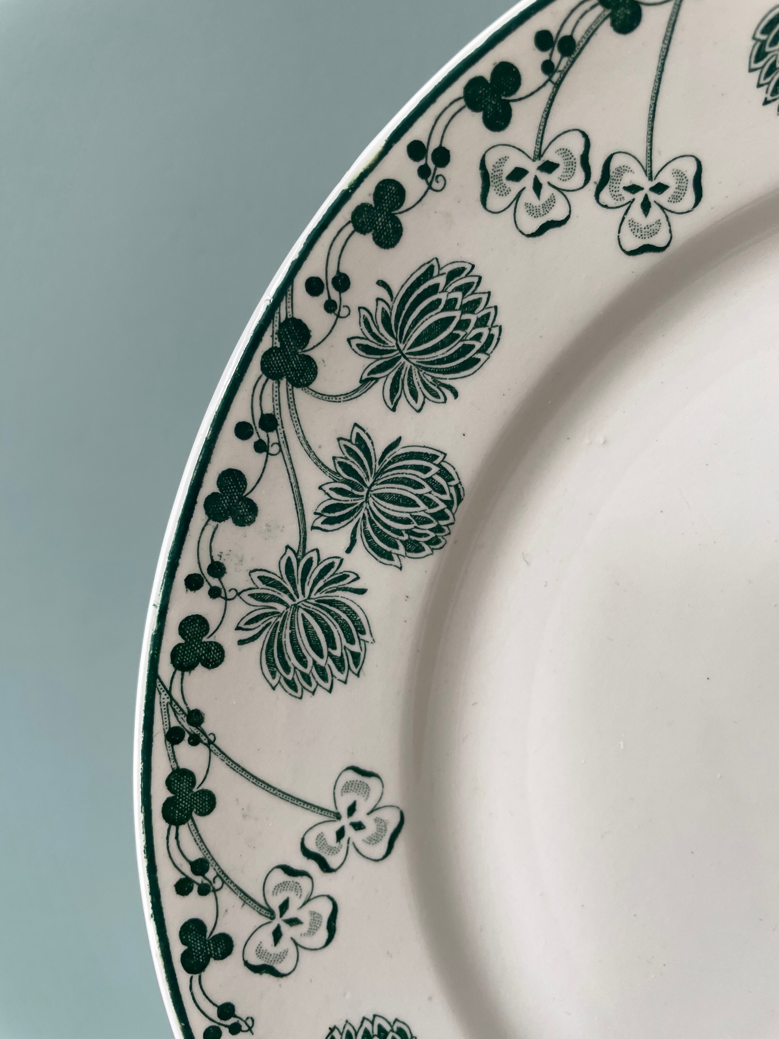 Set of 6 flat plates XIXth, Boch Frères Keramis, Trifolium model