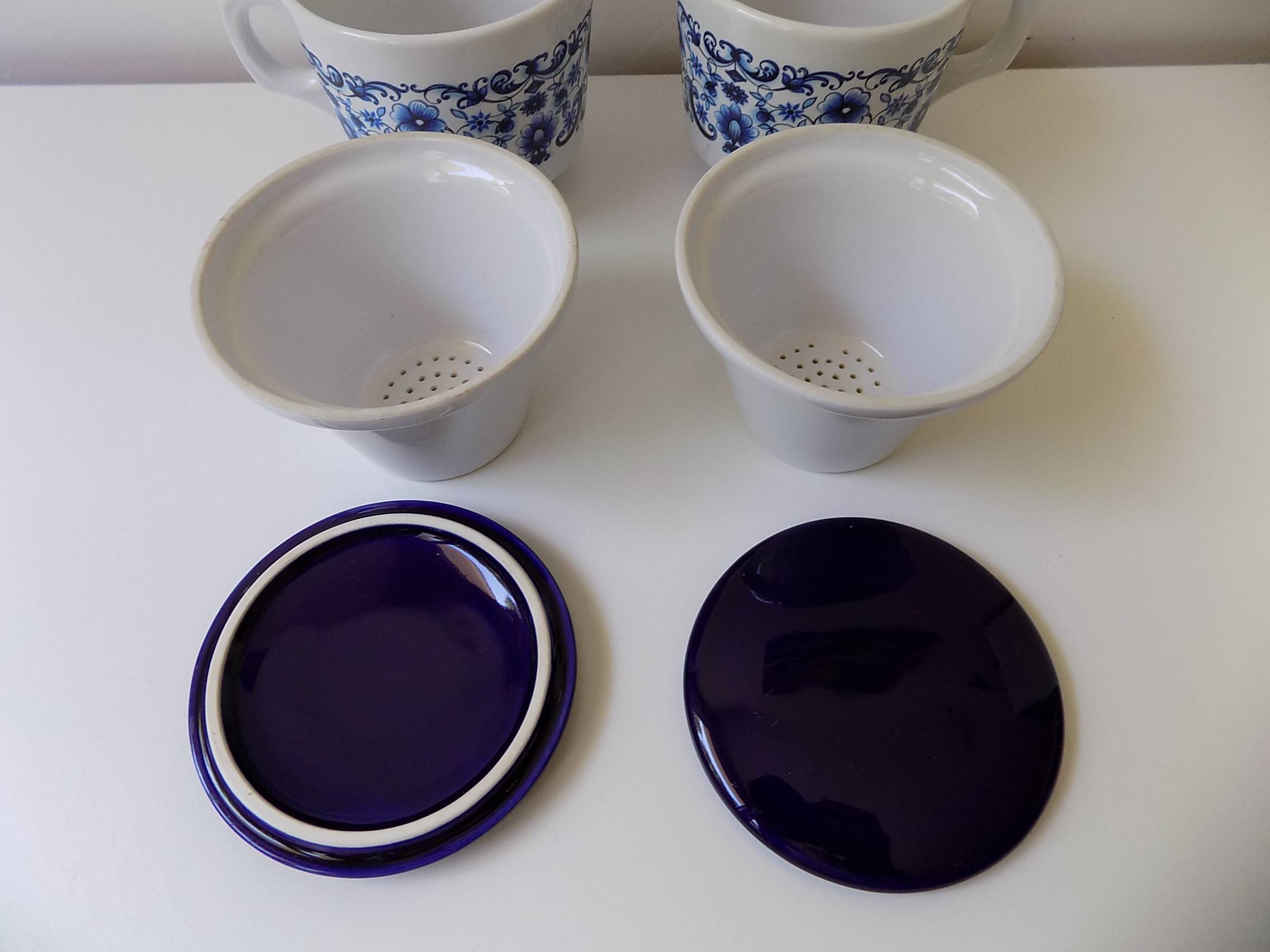 2 tasses à thé avec infuseur (tisanière)