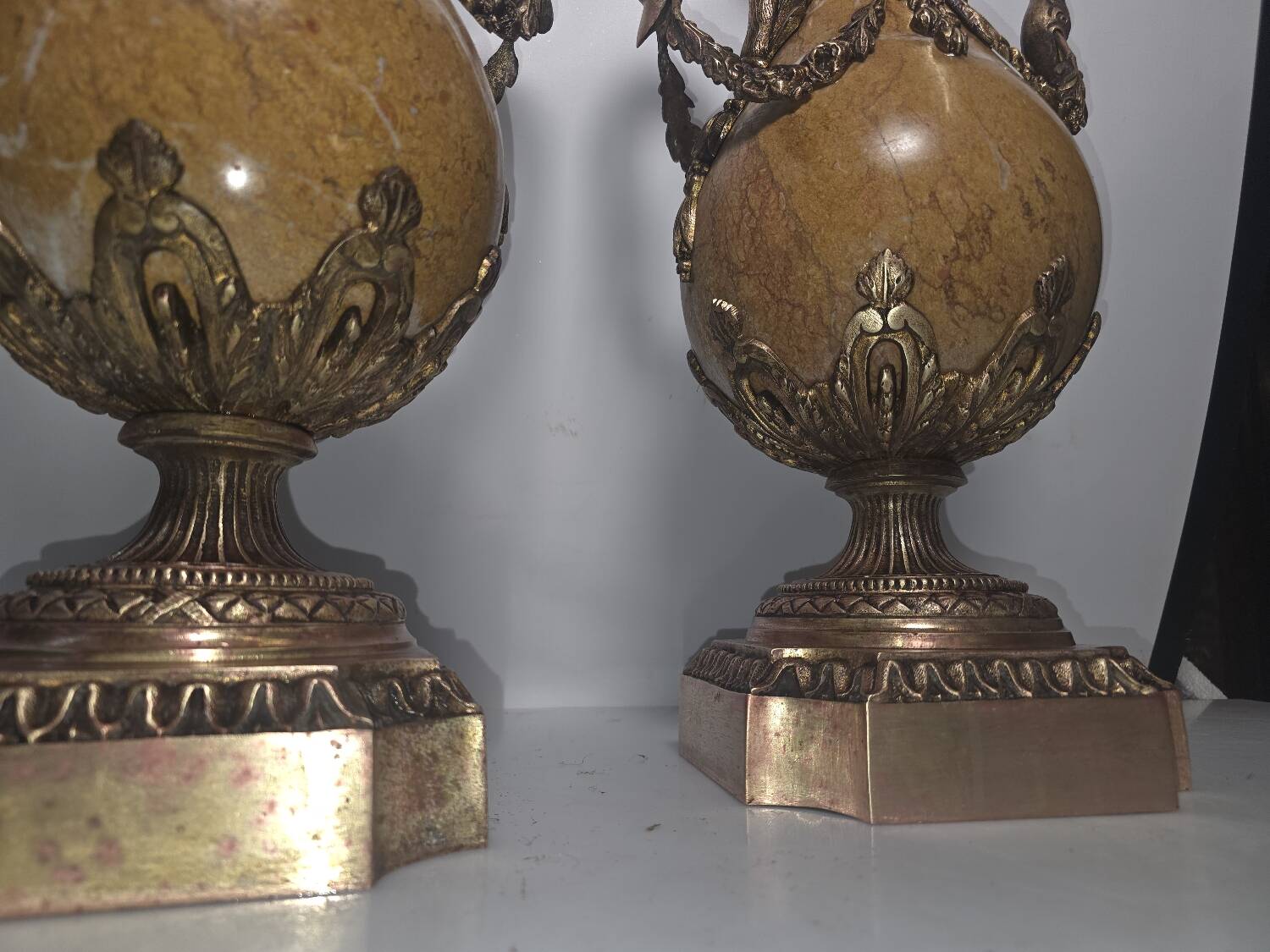 Pair of 19th Century Napoléon III Cassolettes in marble and bronze.
