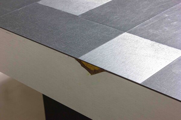 Table basse géométrique avec surface en métal brossé (années 1970)