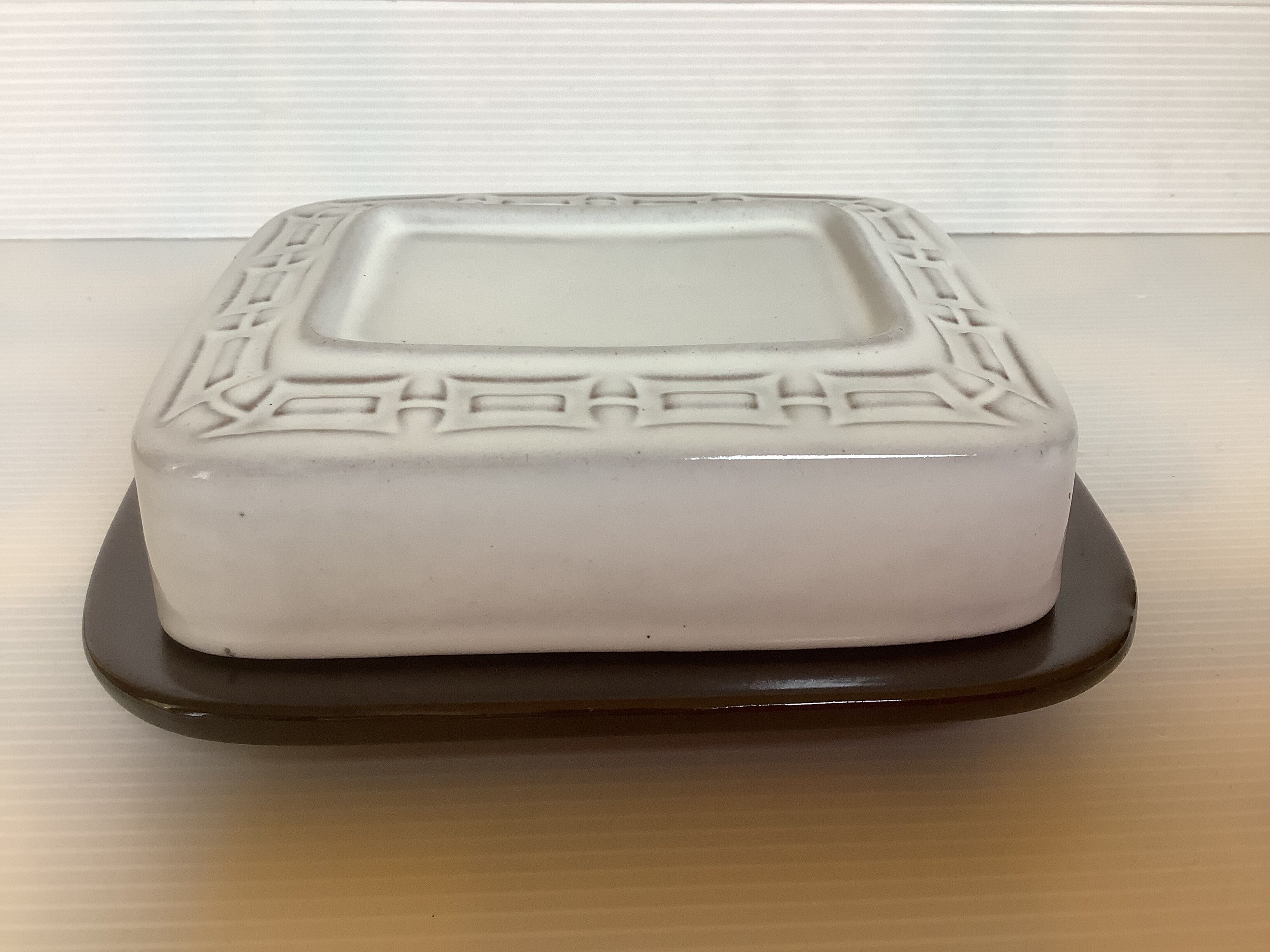 Butter dish with brown and beige ceramic lid