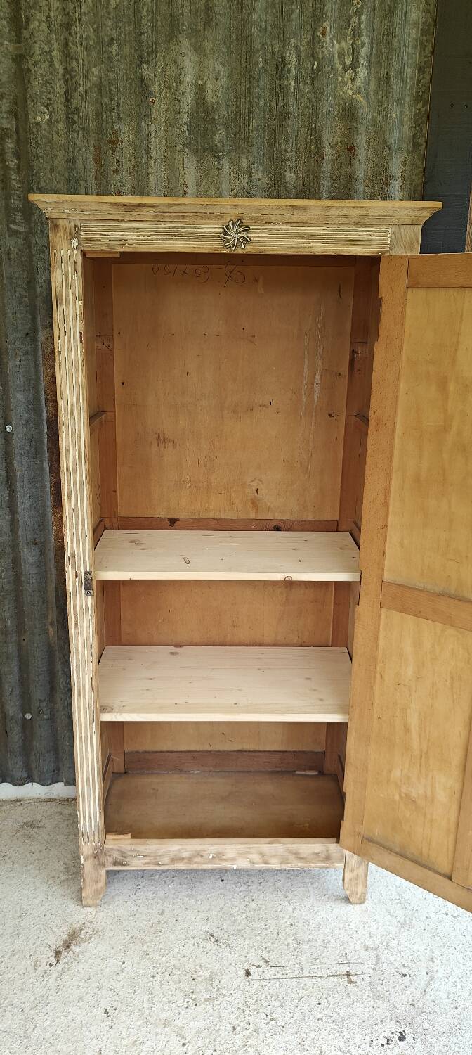 Parisian bonnetière wardrobe