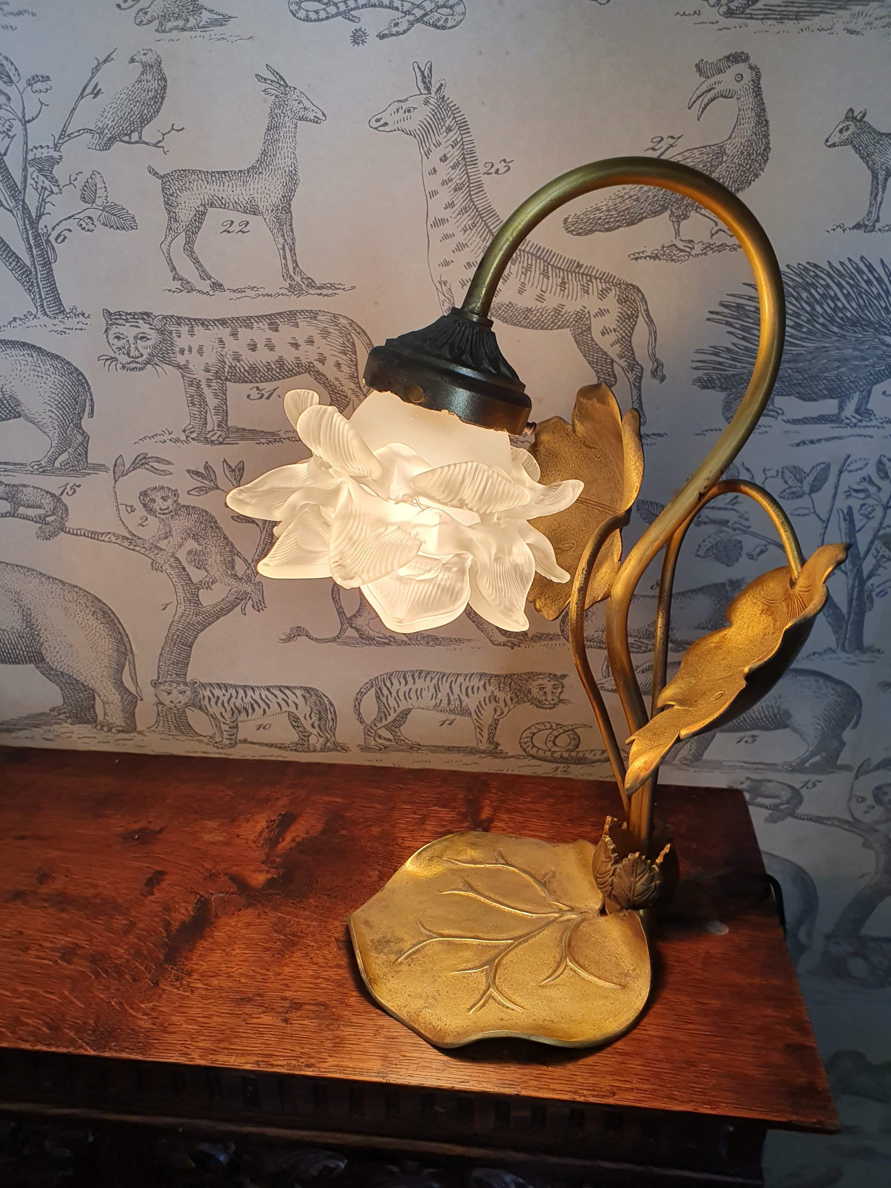 Lampe en laiton doré feuilles et fleur de nénuphar