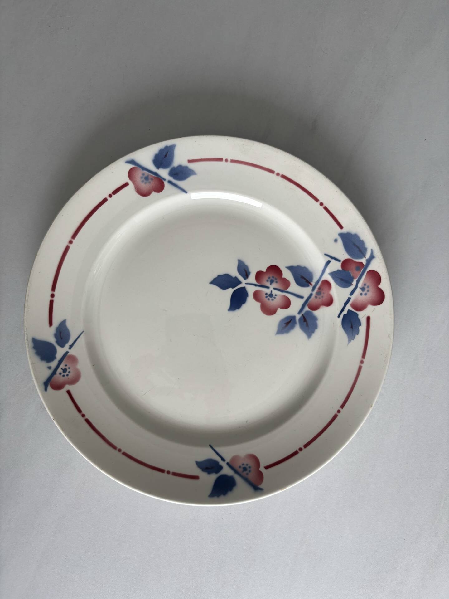 Round plate from the Céranord Saint-Amand service • Red and blue floral decoration