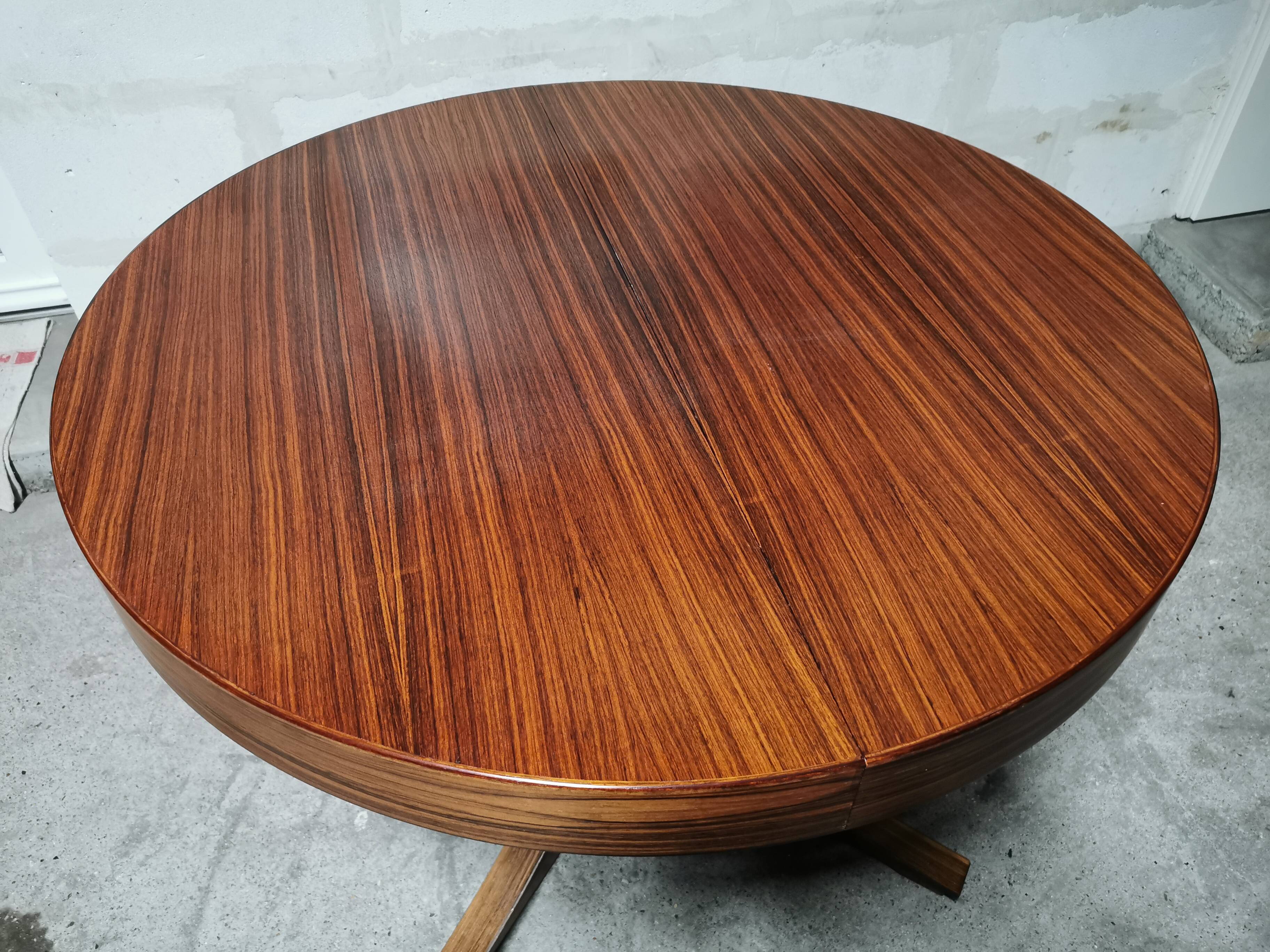 Rosewood extendable round table by Luigi Bartolini. vintage dining room 1960/70