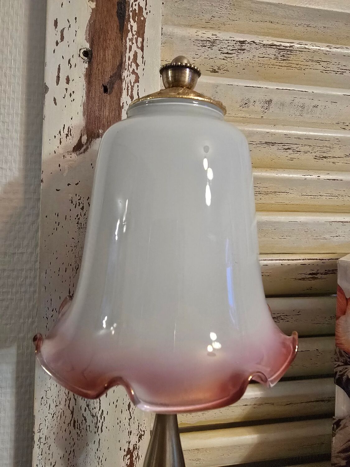 Small tulip-shaped table lamp in frosted glass, mushroom style.
