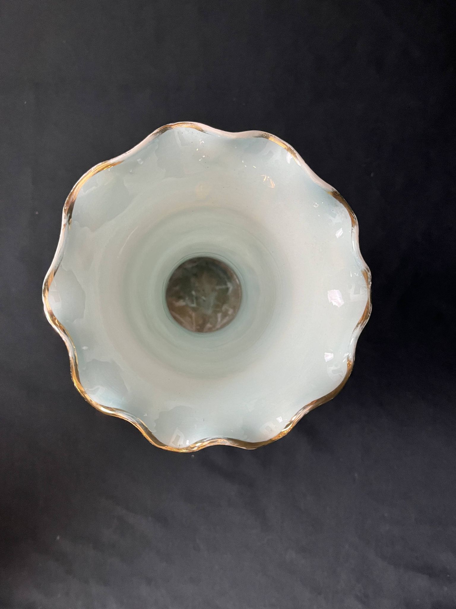 Vase tripode en barbotine émaillée Cerdazur XXème