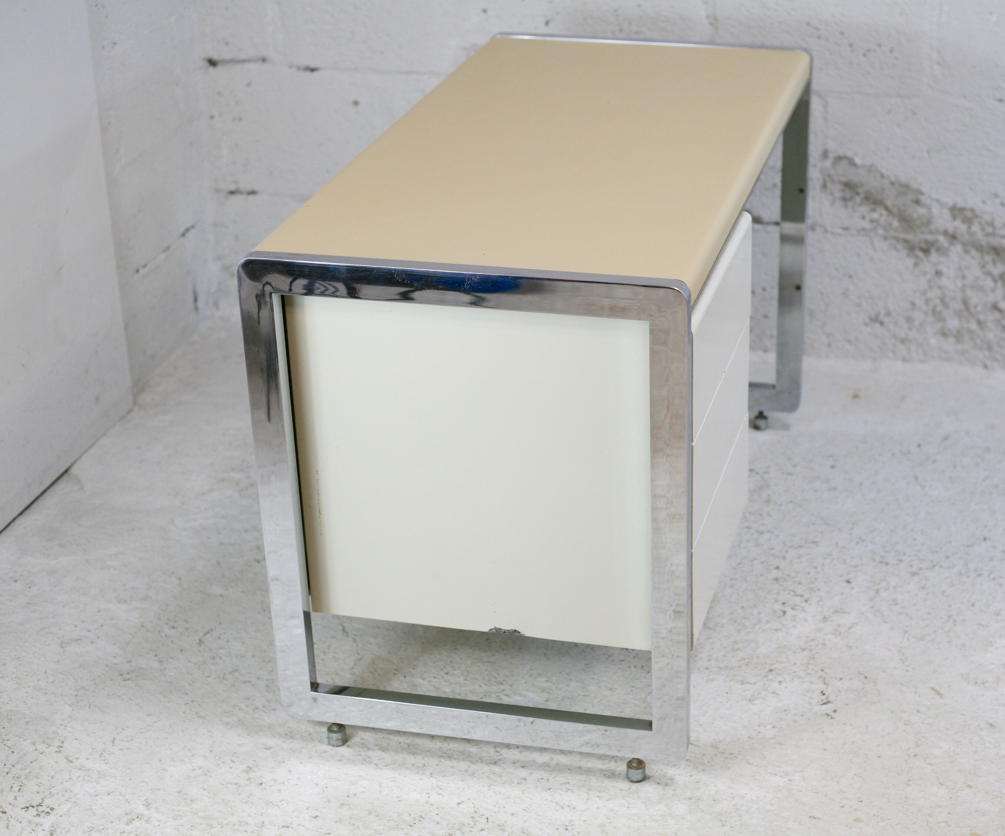 Bureau "space age". Acier laqué, acier chromé. France, circa 1970