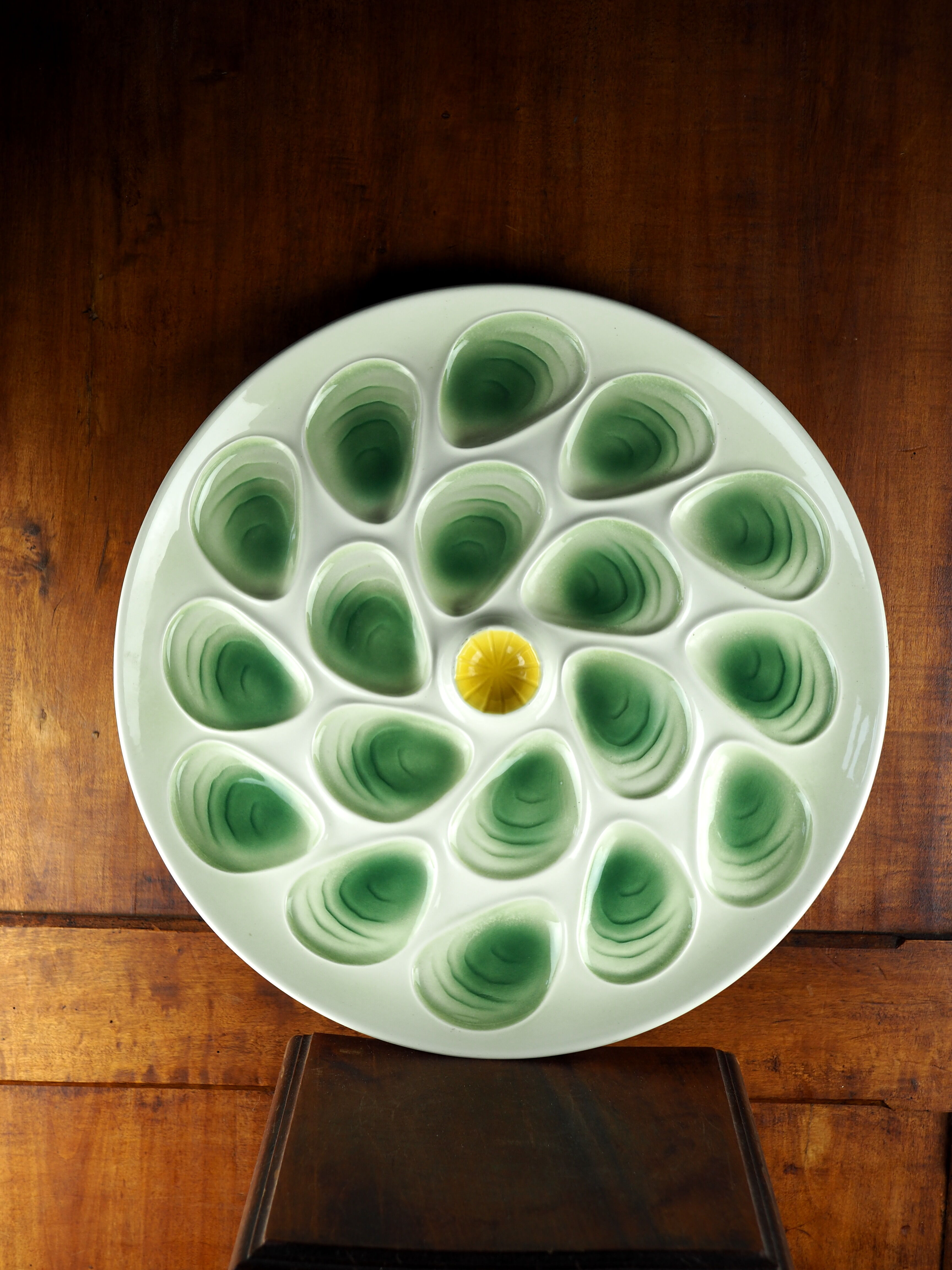 Large oyster dish in pastel colors - Saline earthenware - 70s