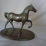 Cheval en laiton sur socle
