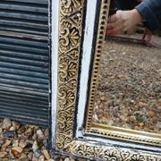 Miroir ancien avec cadre en bois sculpté 