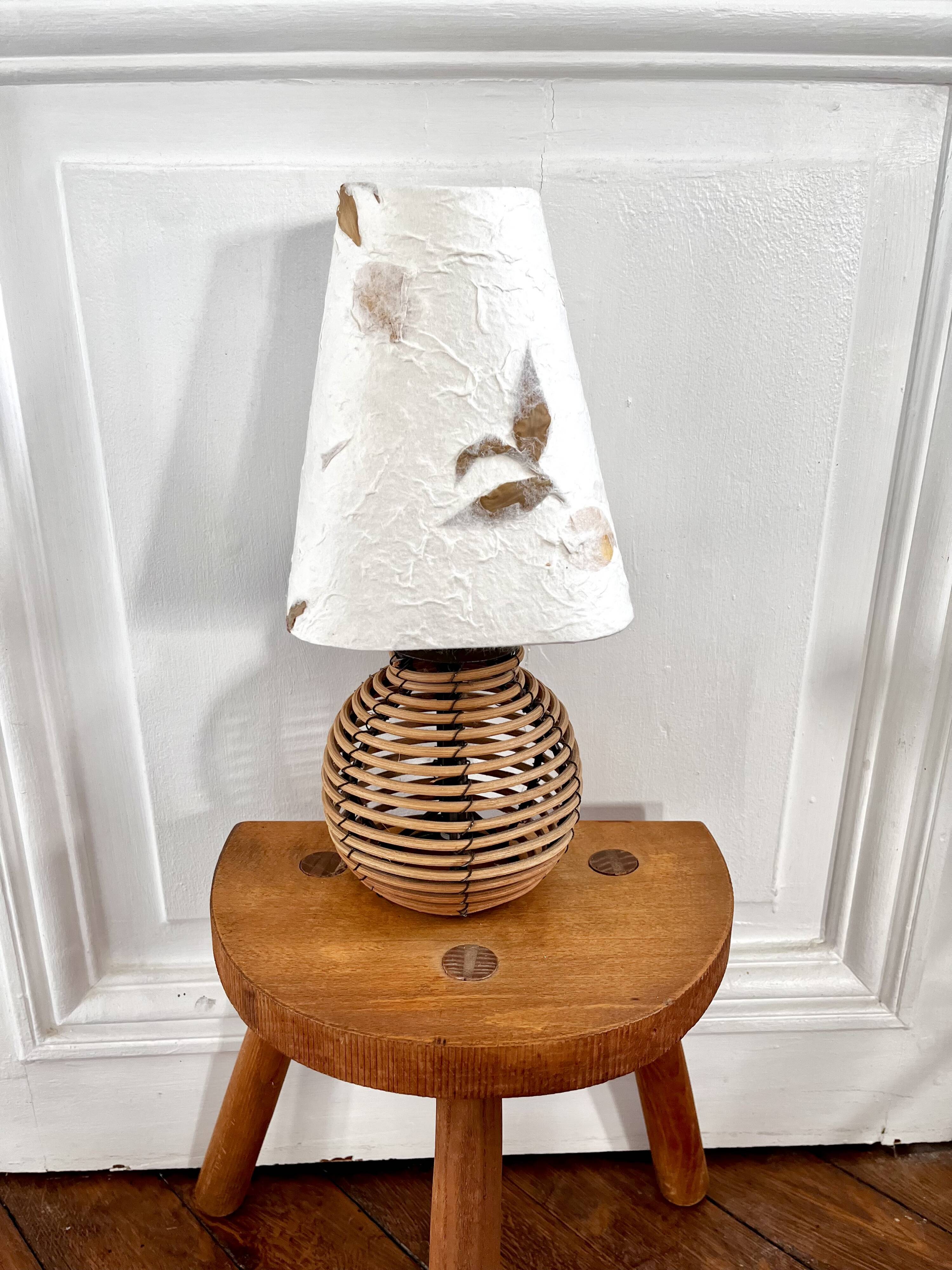 Lampe boule rotin et herbier