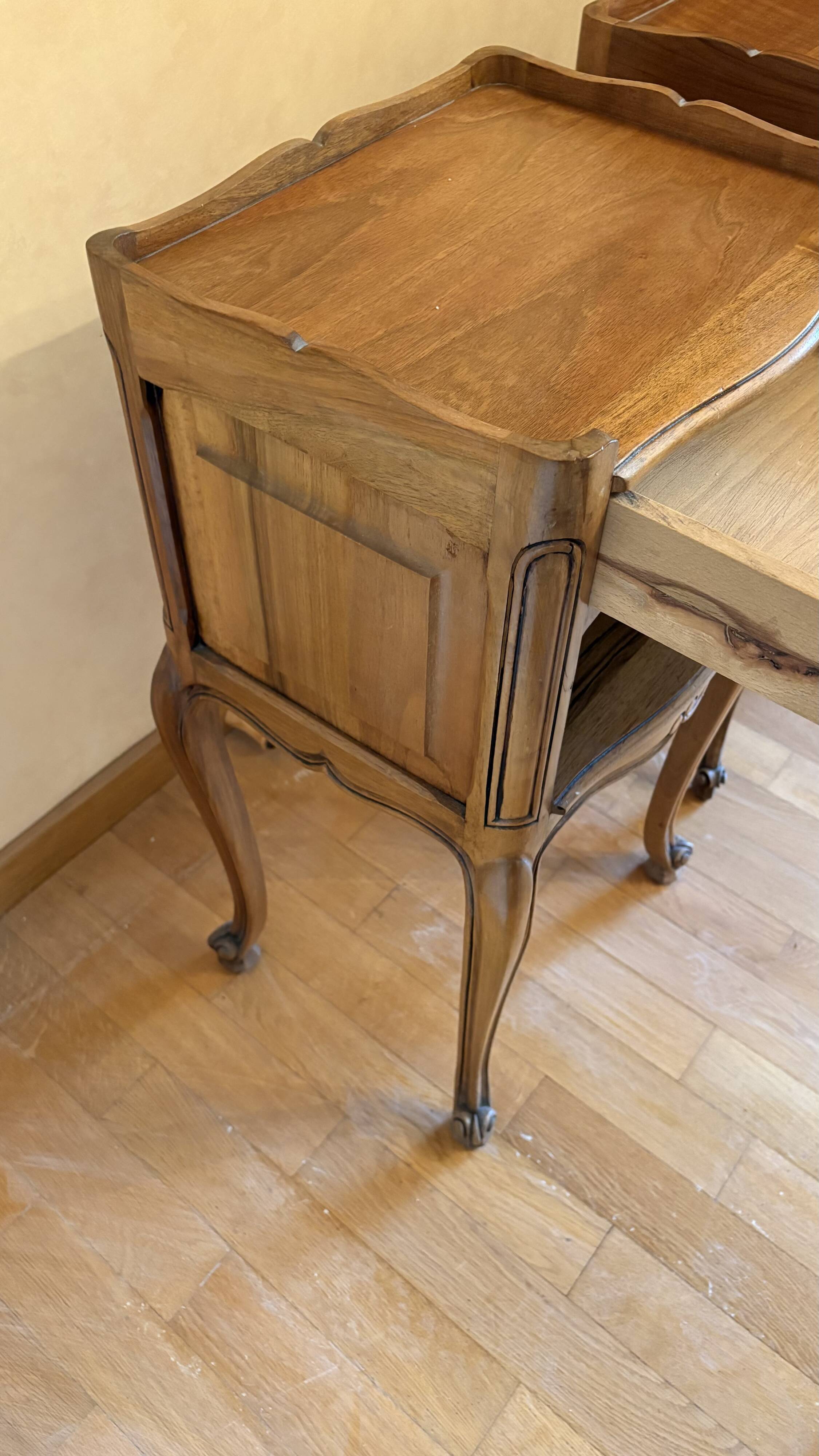 Set of 2 wooden bedside tables with drawers.