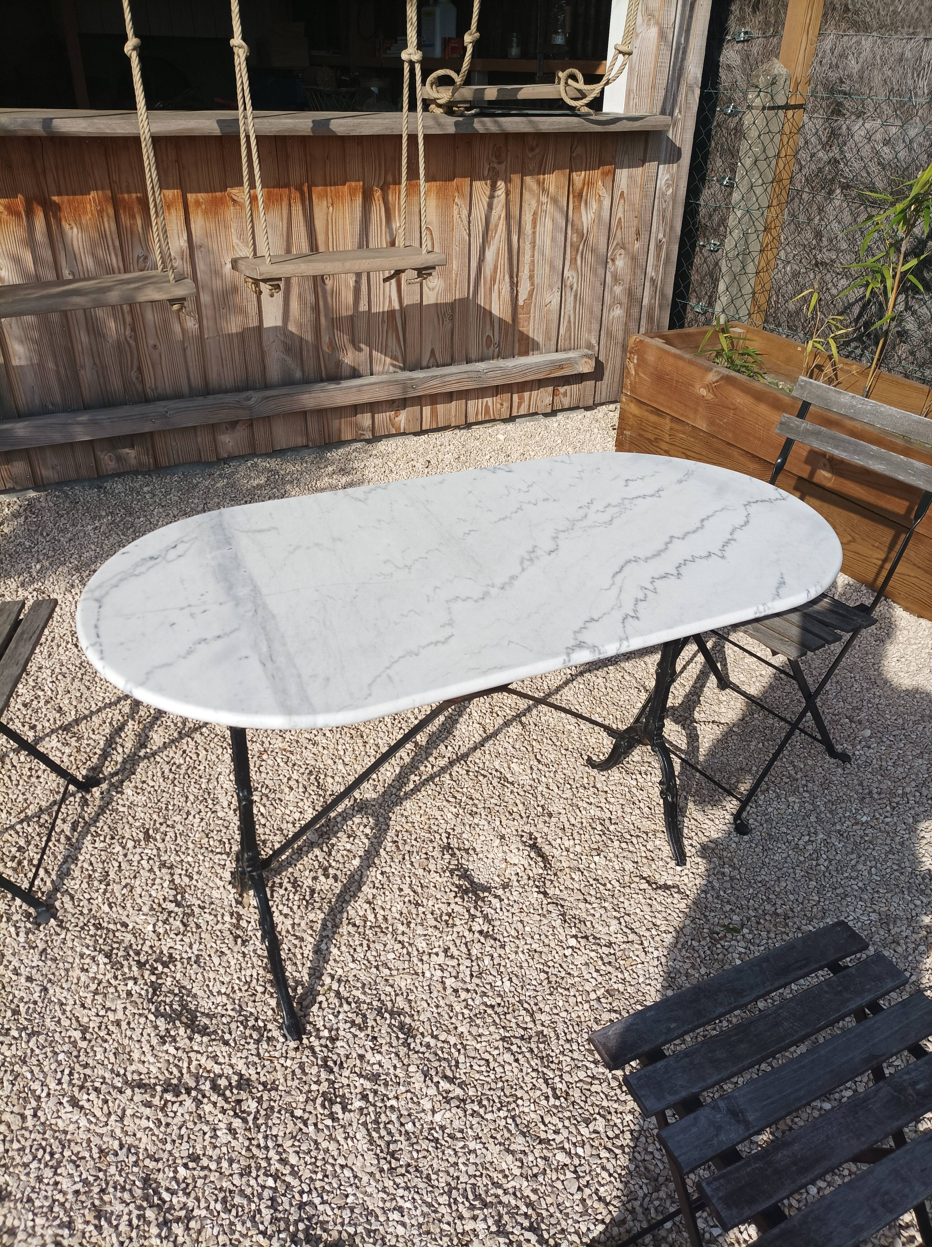 Table bistrot pieds fonte et plateau marbre