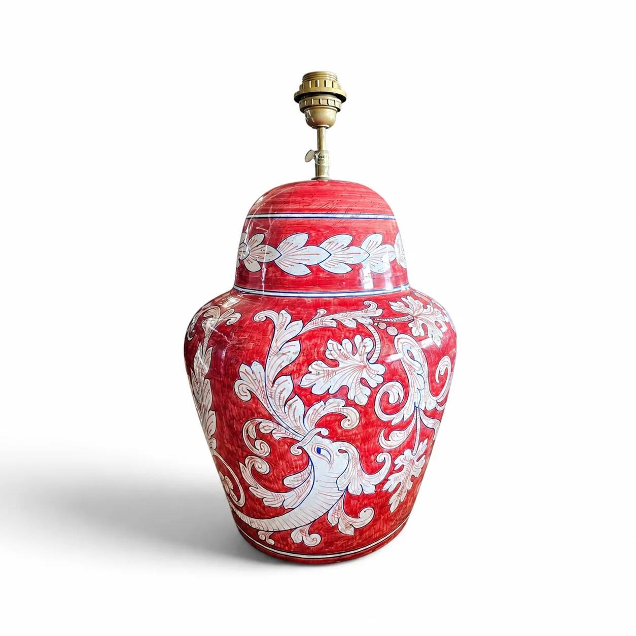 Lampe de style baroque / Céramiques siciliennes décorées / Décoration baroque sur fond rouge