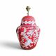 Lampe de style baroque / Céramiques siciliennes décorées / Décoration baroque sur fond rouge