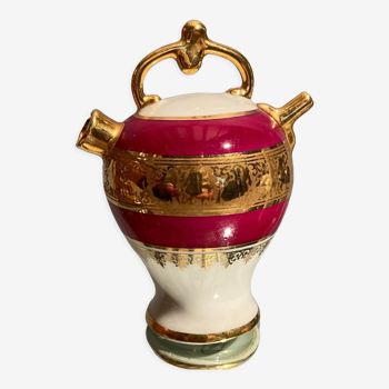 Cruche miniature en porcelaine de Limoges décor doré sur fond blanc et bordeaux
