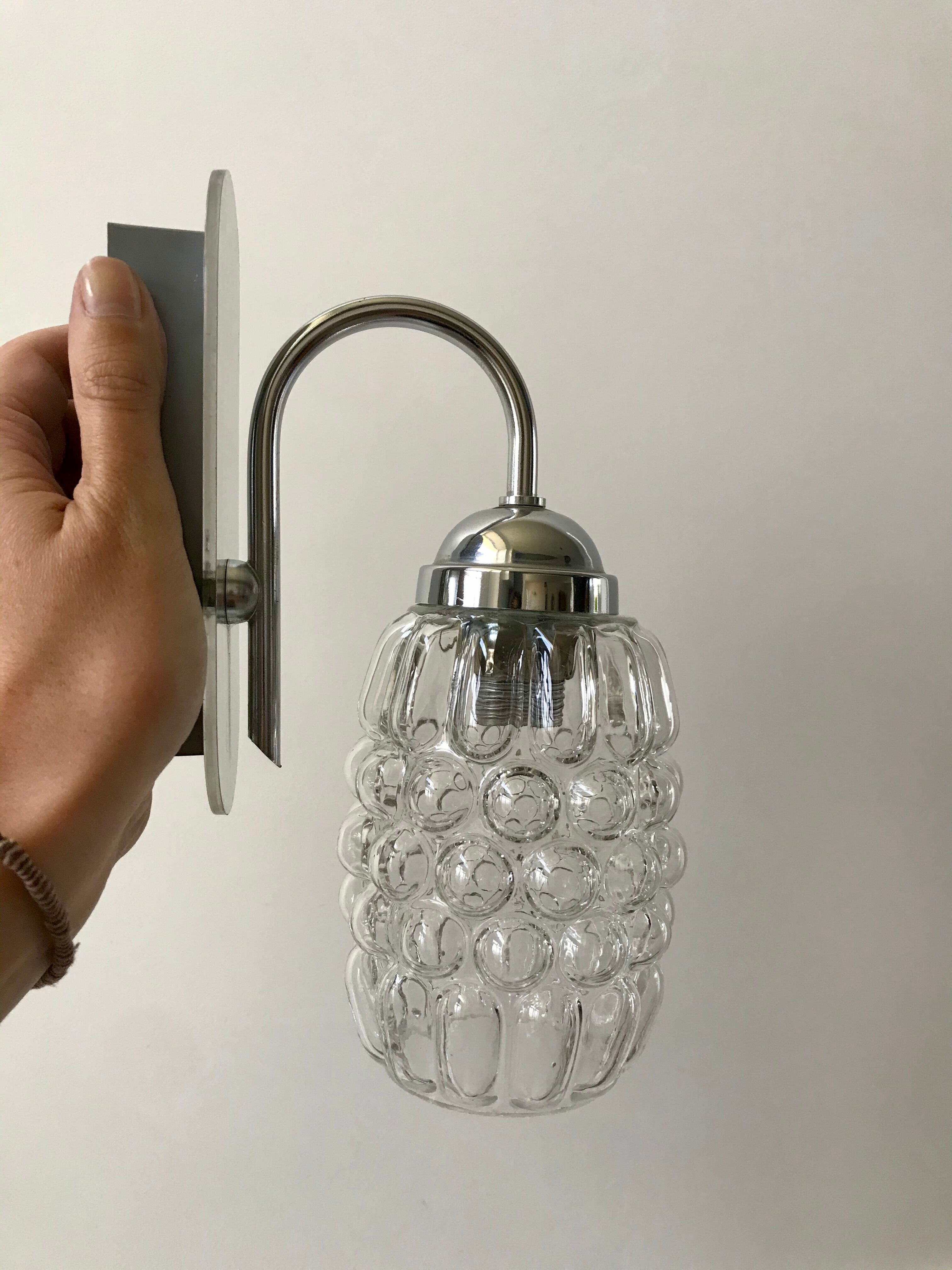Paire d'appliques en métal chromé, verre et plexi années 70