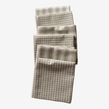 Lot 6 gingham cotton napkins and beige linen tiles